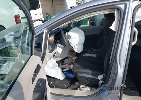 2018 Chrysler Pacifica Touring Plus z USA, uszkodzony, nr VIN 2C4RC1FG3JR126109